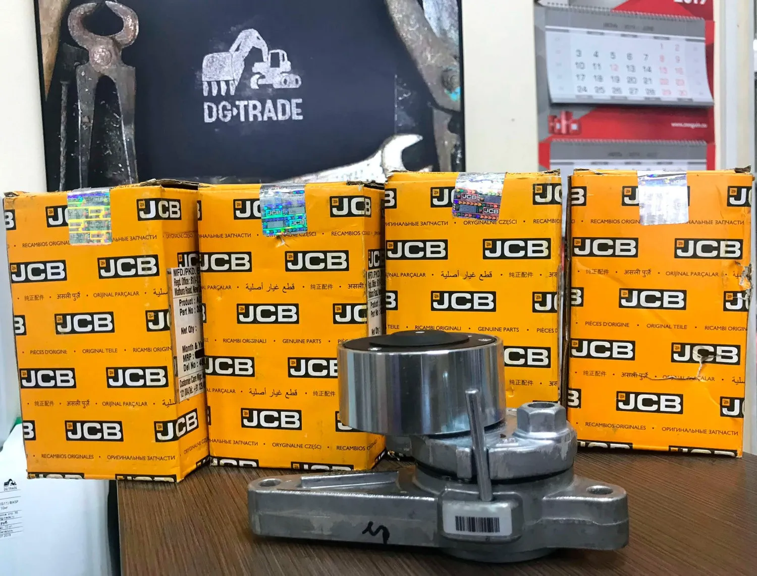 Большое поступление оригинальных натяжных роликов и насосов подкачки топлива JCB