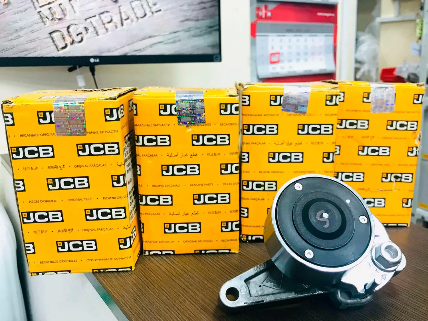 Большое поступление оригинальных натяжных роликов и насосов подкачки топлива JCB