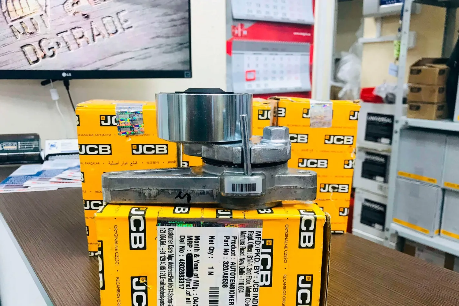 Большое поступление оригинальных натяжных роликов и насосов подкачки топлива JCB