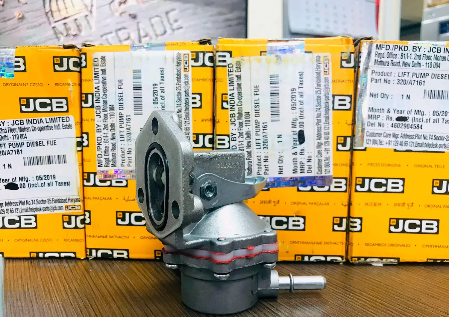 Большое поступление оригинальных натяжных роликов и насосов подкачки топлива JCB