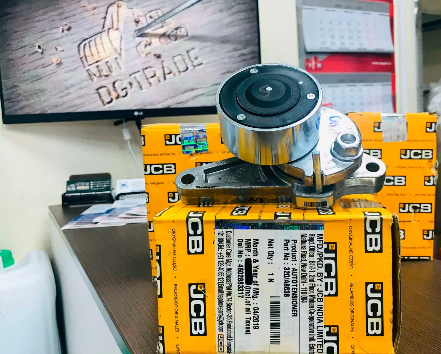Большое поступление оригинальных натяжных роликов и насосов подкачки топлива JCB